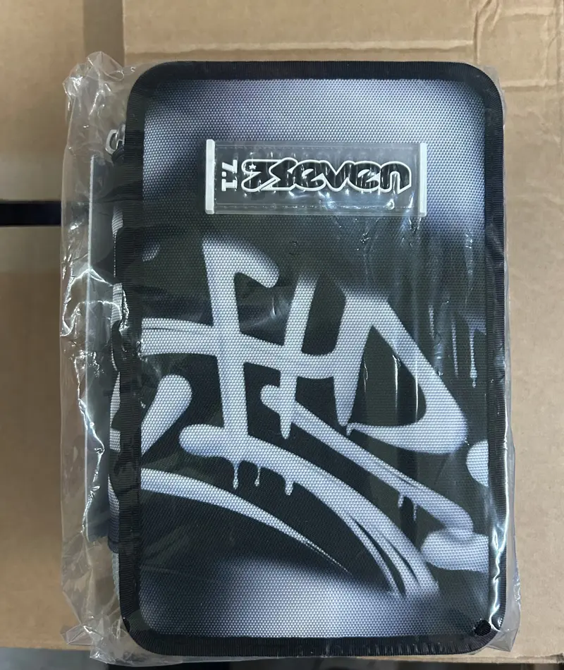 ASTUCCIO 3 ZIP SEVEN BOY CON GRAFFITI