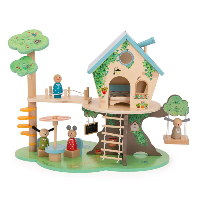 Casa sull'albero con mobili in legno
